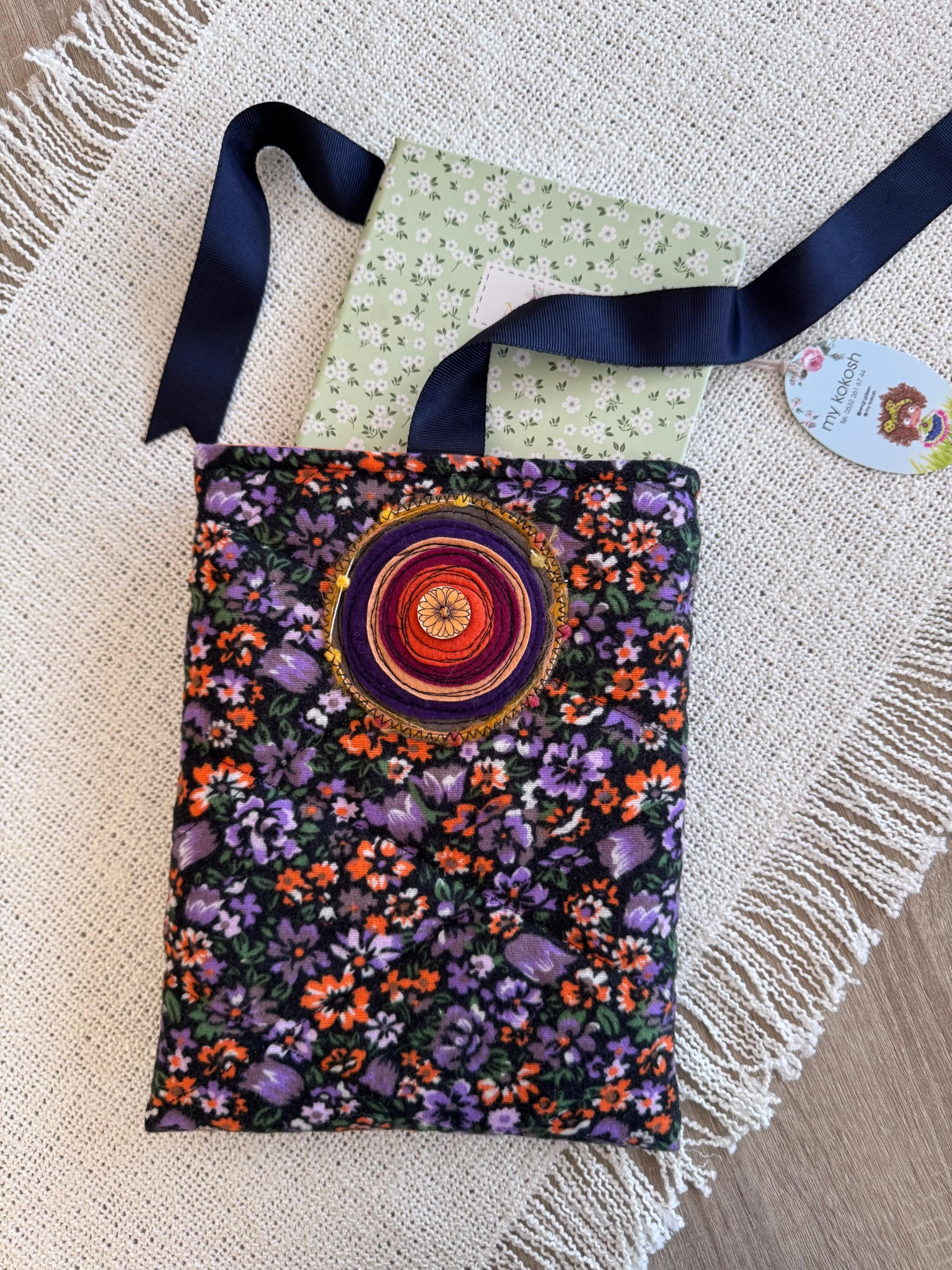 Цветен калъф за книга с декоративен мотив