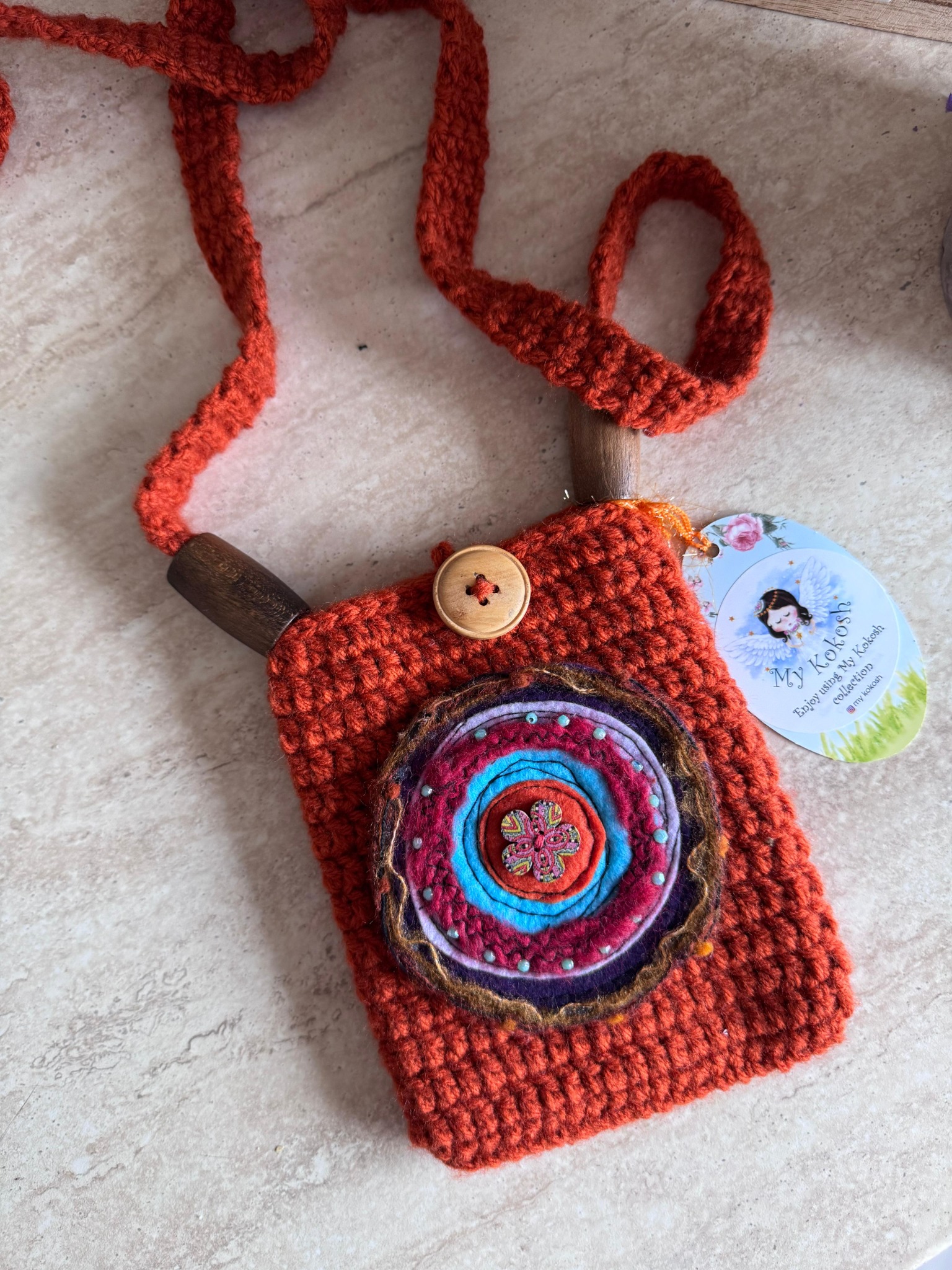 Плетена чантичка в топъл керемиден цвят