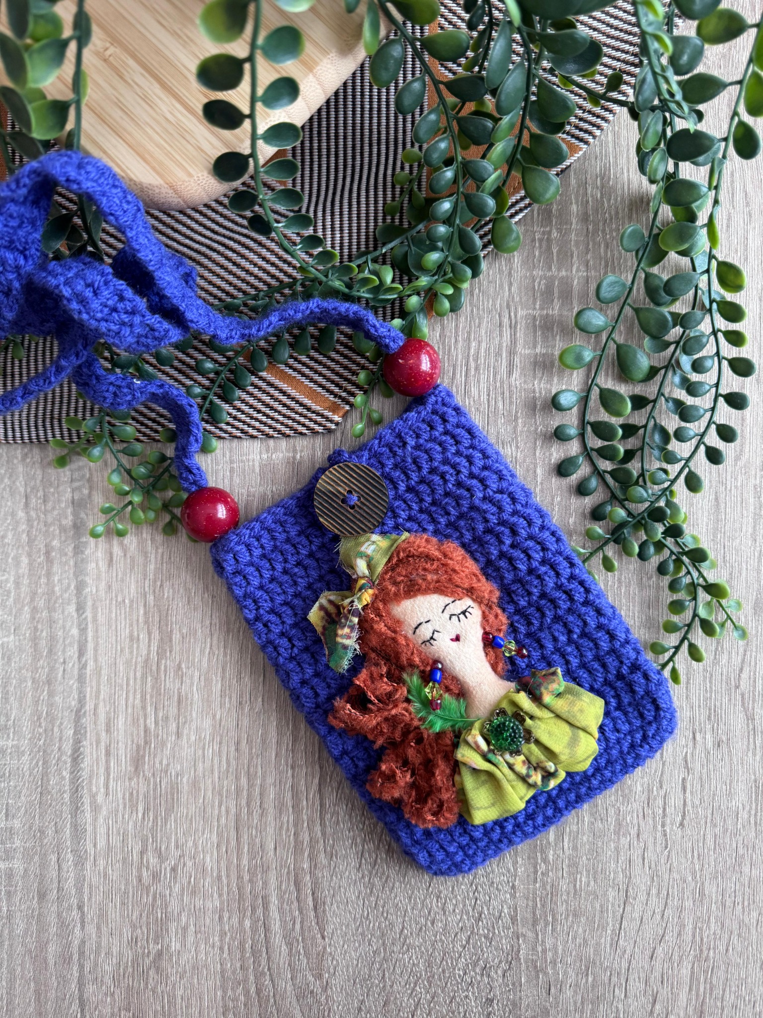 Синя плетена чантичка с кукличка