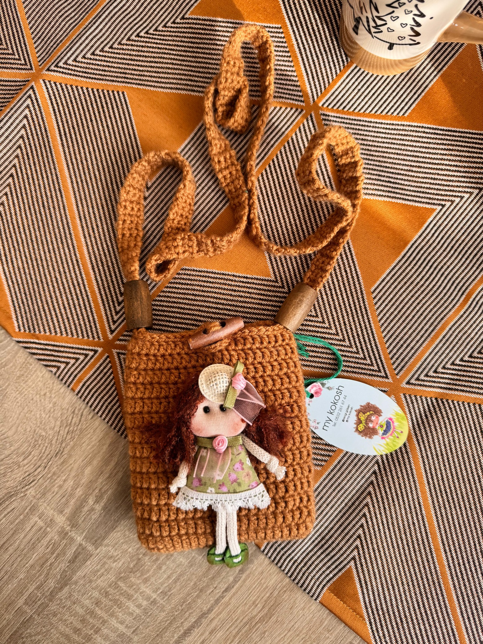 Плетена чантичка в цвят карамел