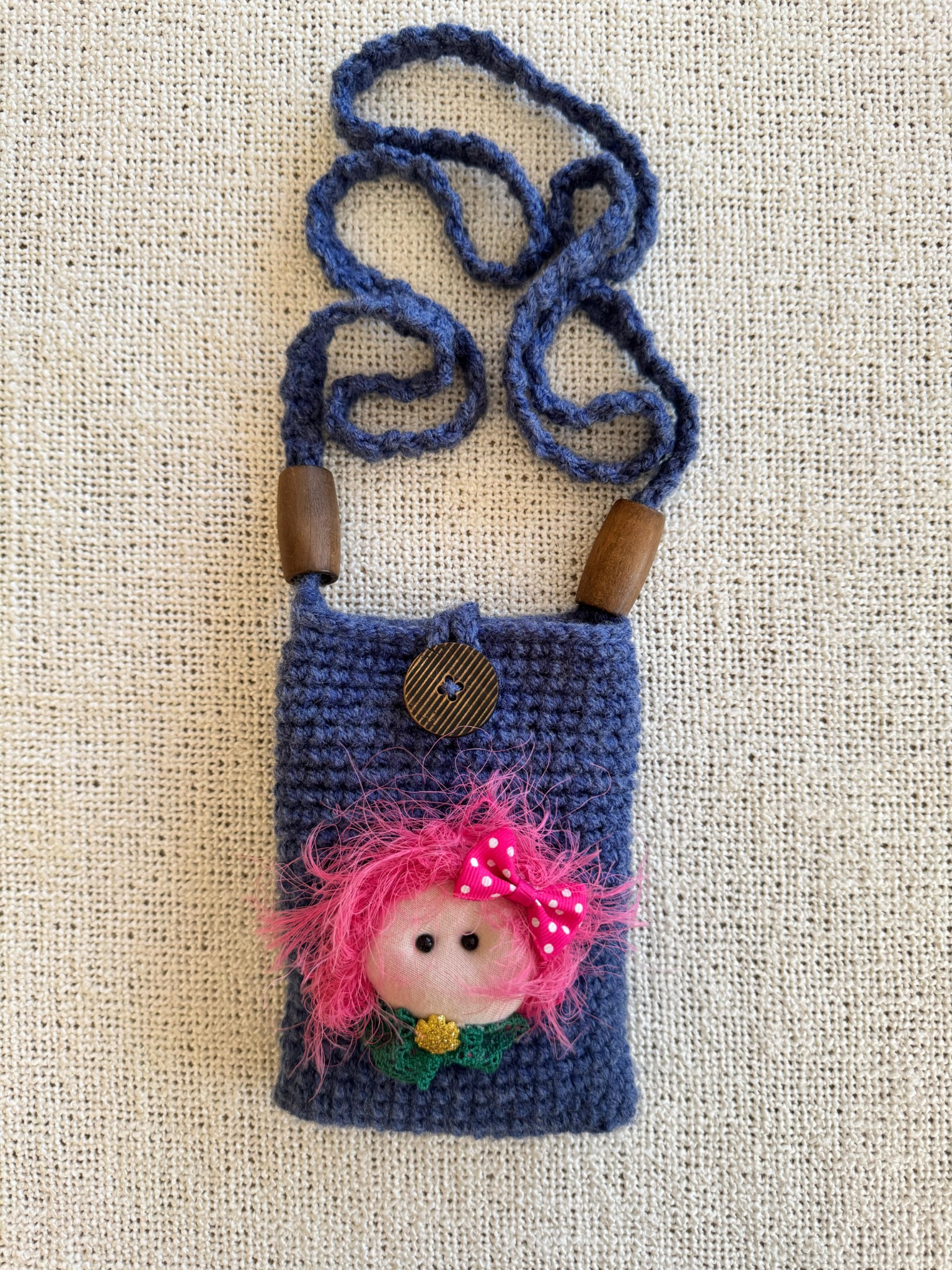 Синя плетена чантичка с розова кукличка