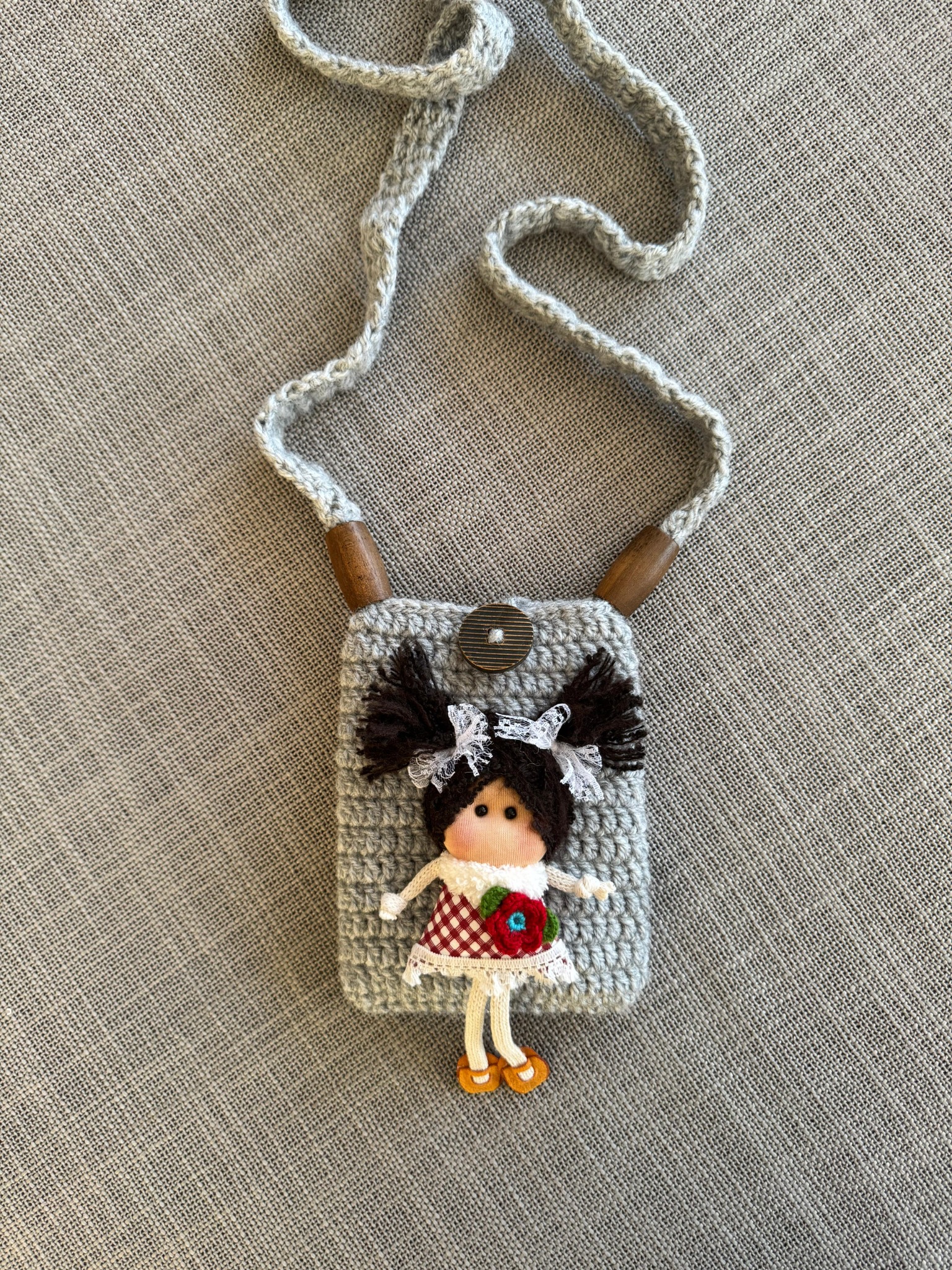 Светлосива плетена чантичка с кукличка