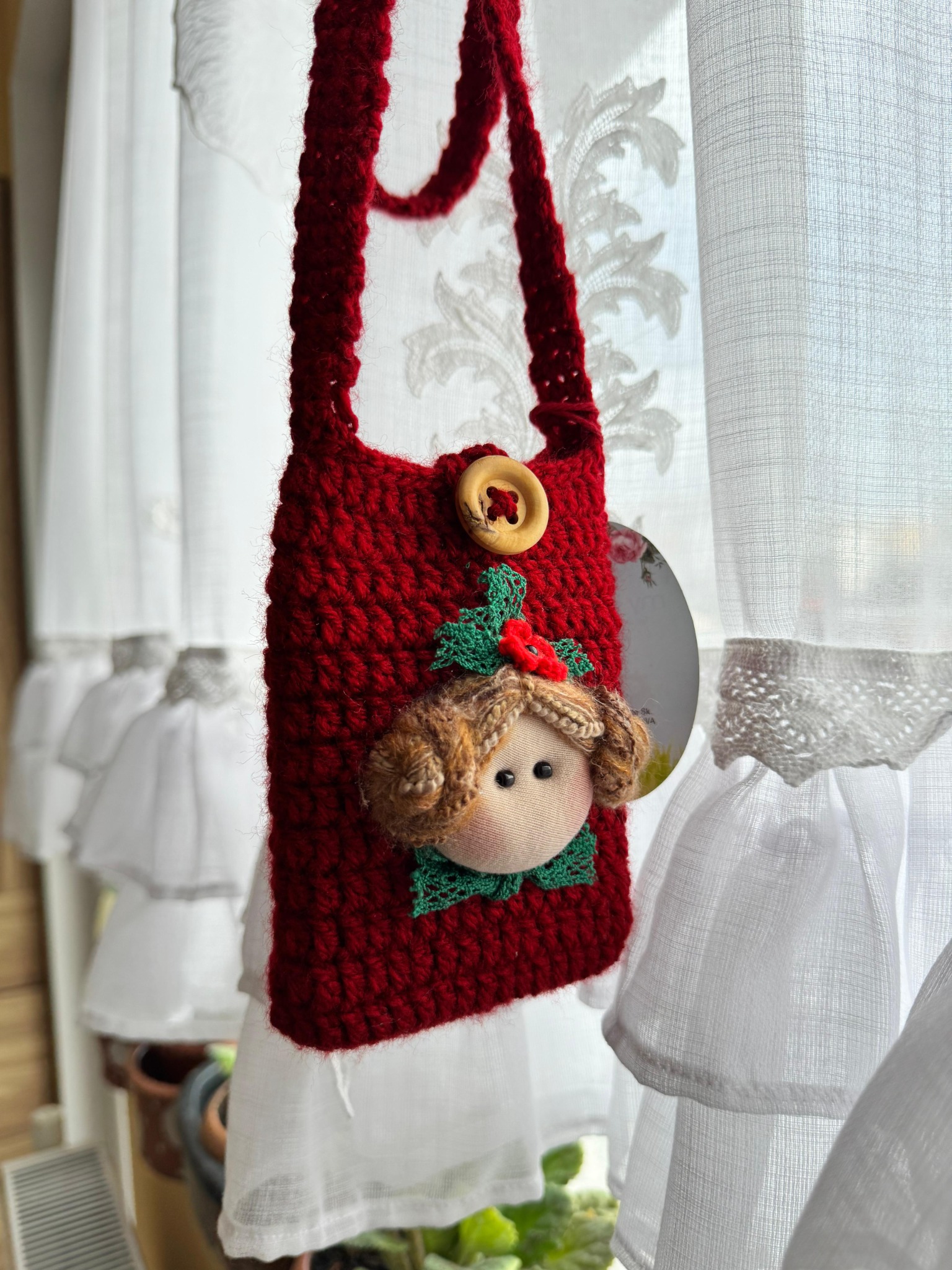 Червена плетена чантичка в интериор