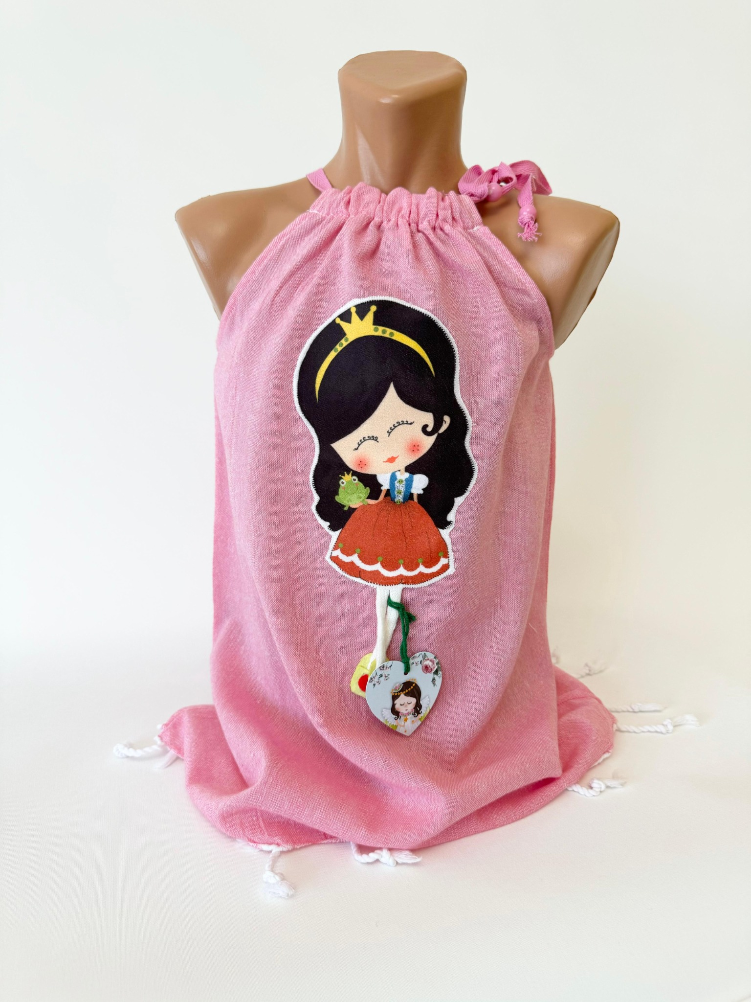 Момичешки пончота край морето