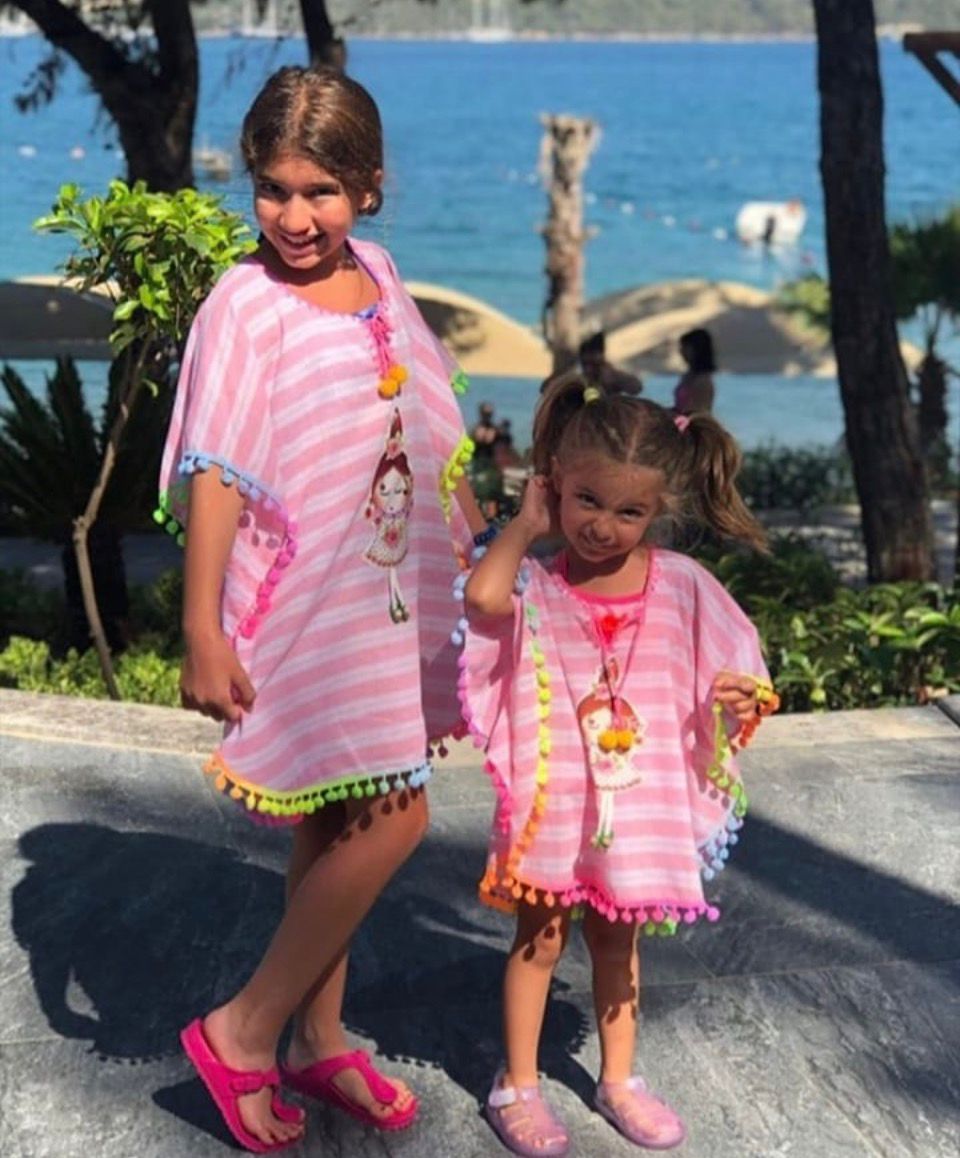 Пастелно райе рокля с цветен волан