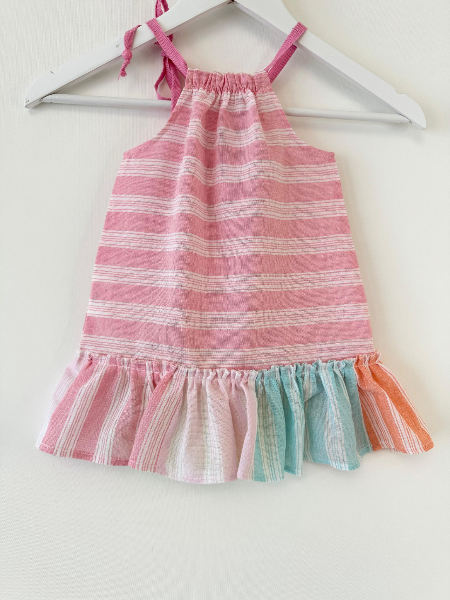 Рокля в розово райе с пъстър волан