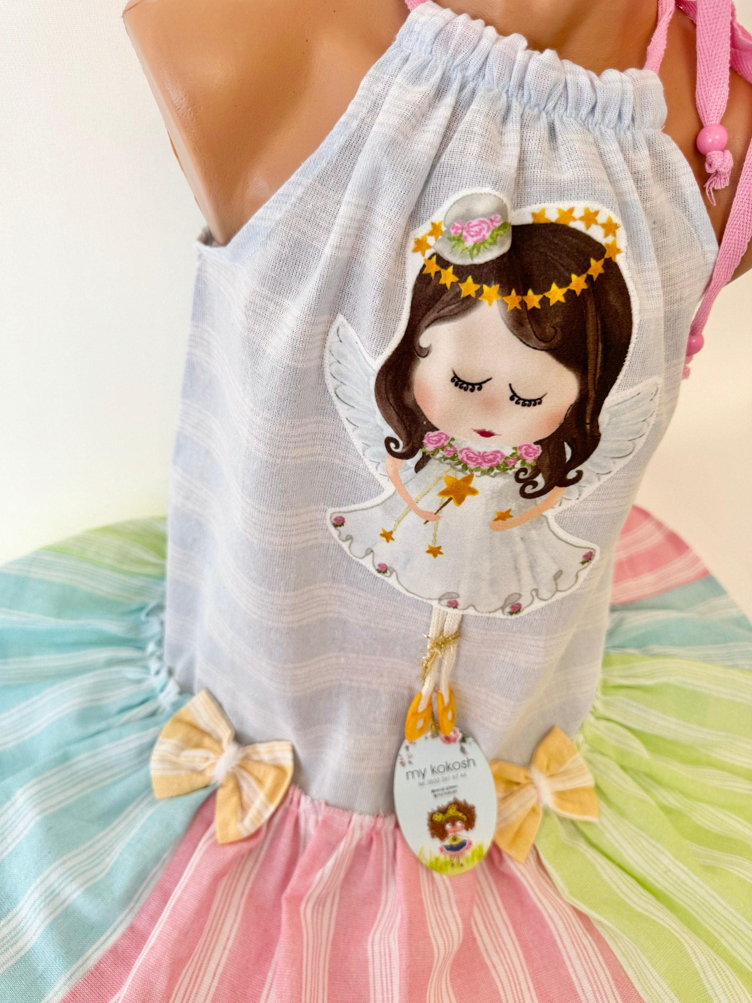 Детайл на ангелска рокля