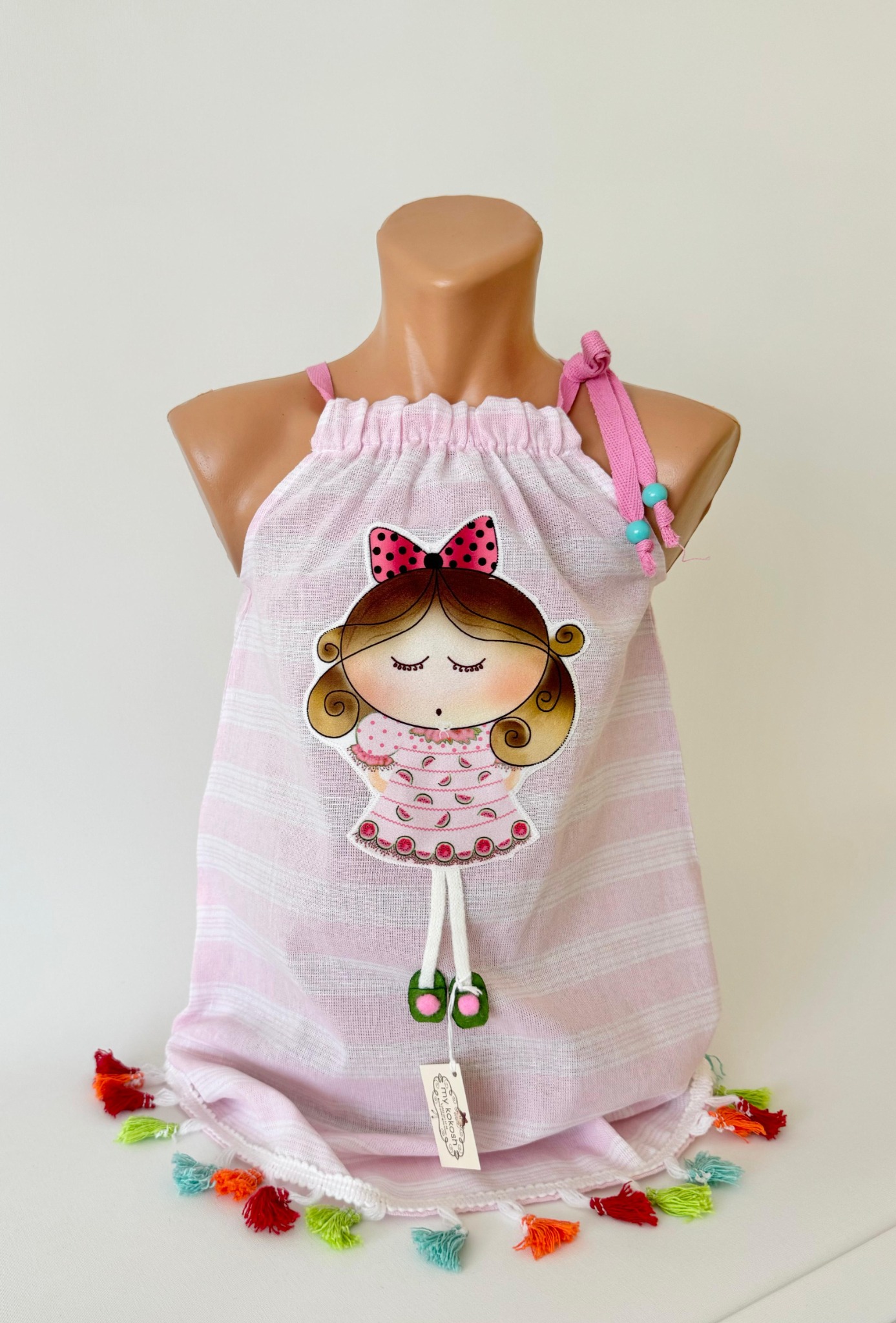 Пончо с кукличка и цветни пискюли