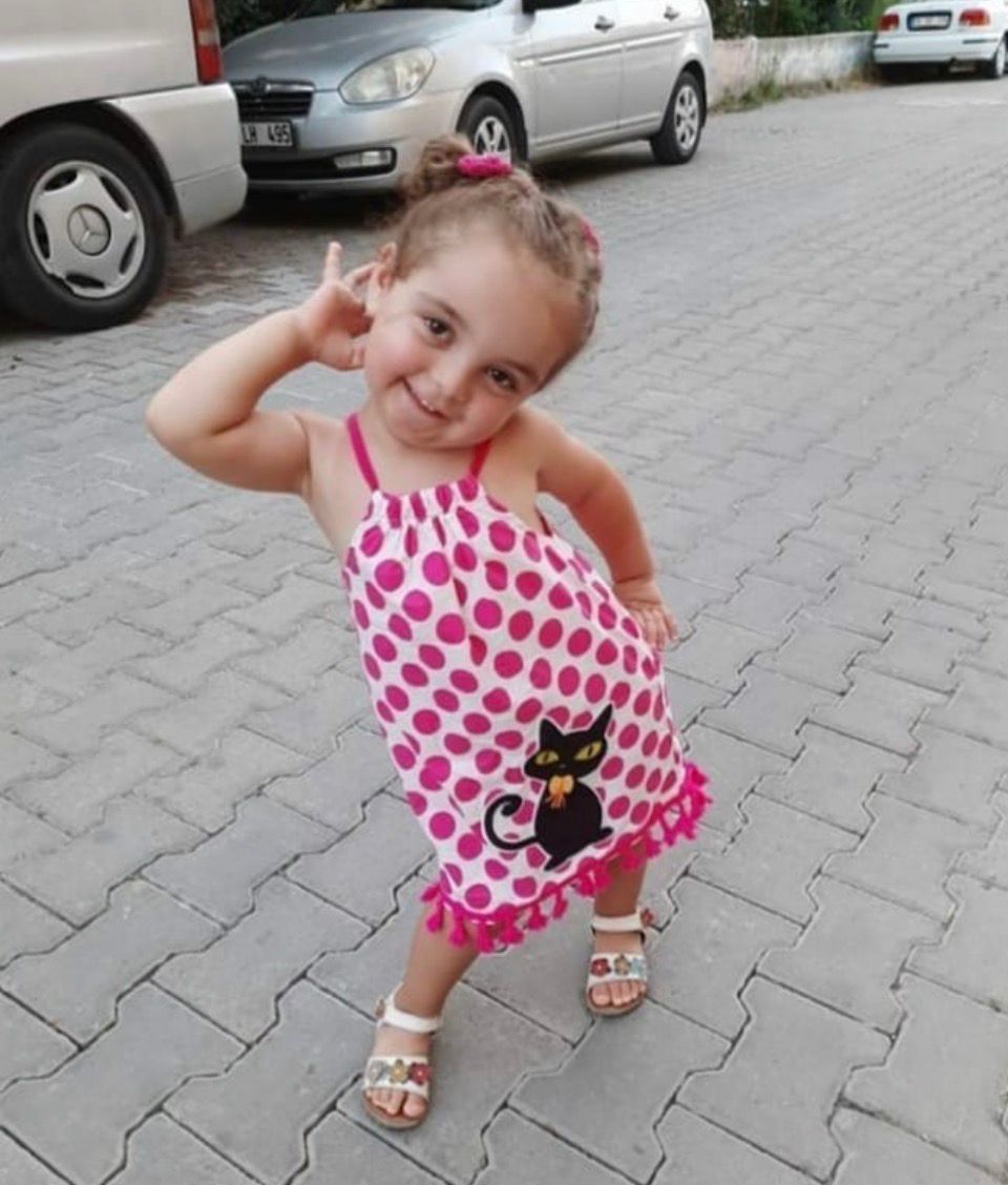 Рокля на точки с черна котка