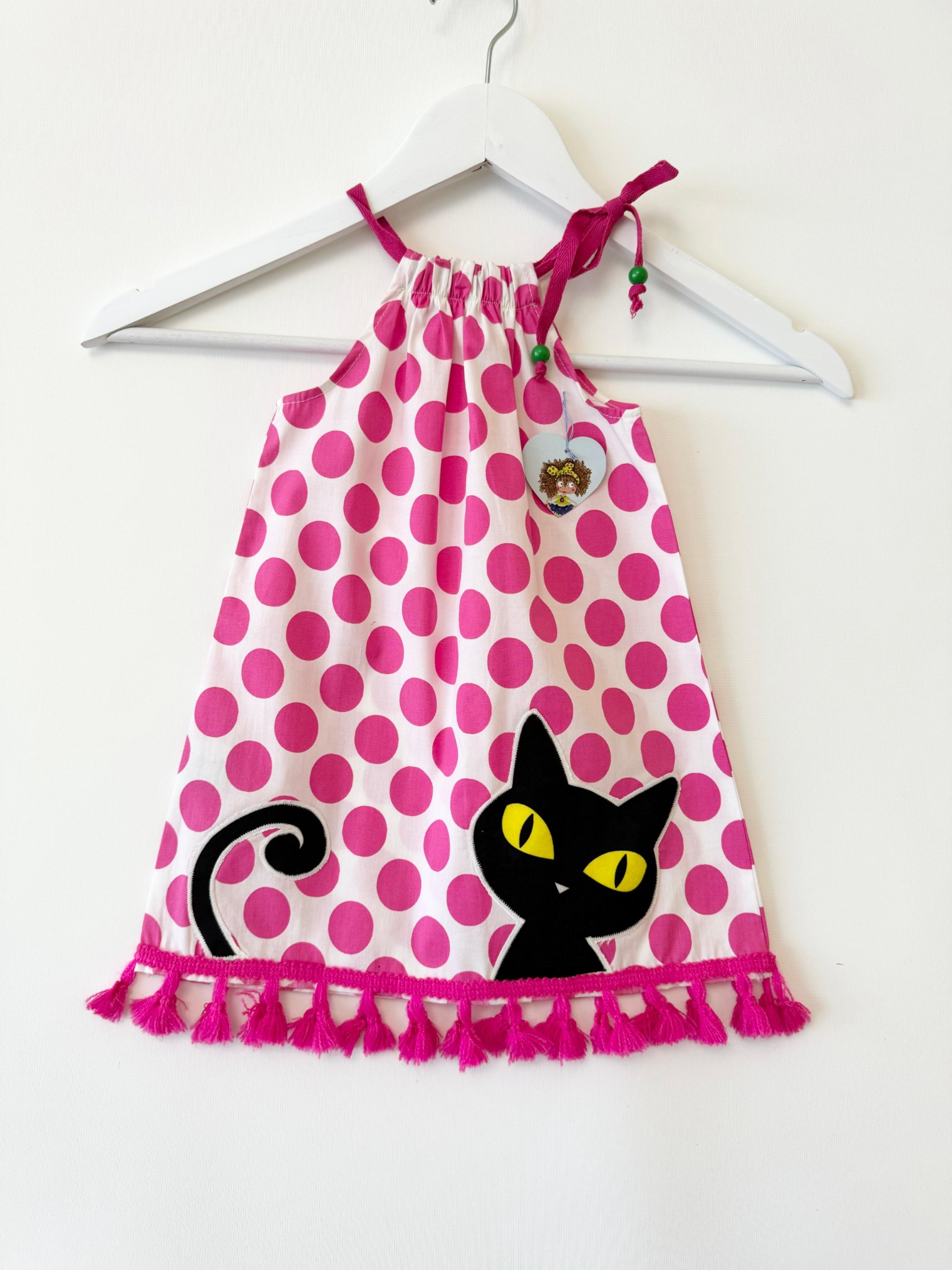 Рокля на точки с черна котка